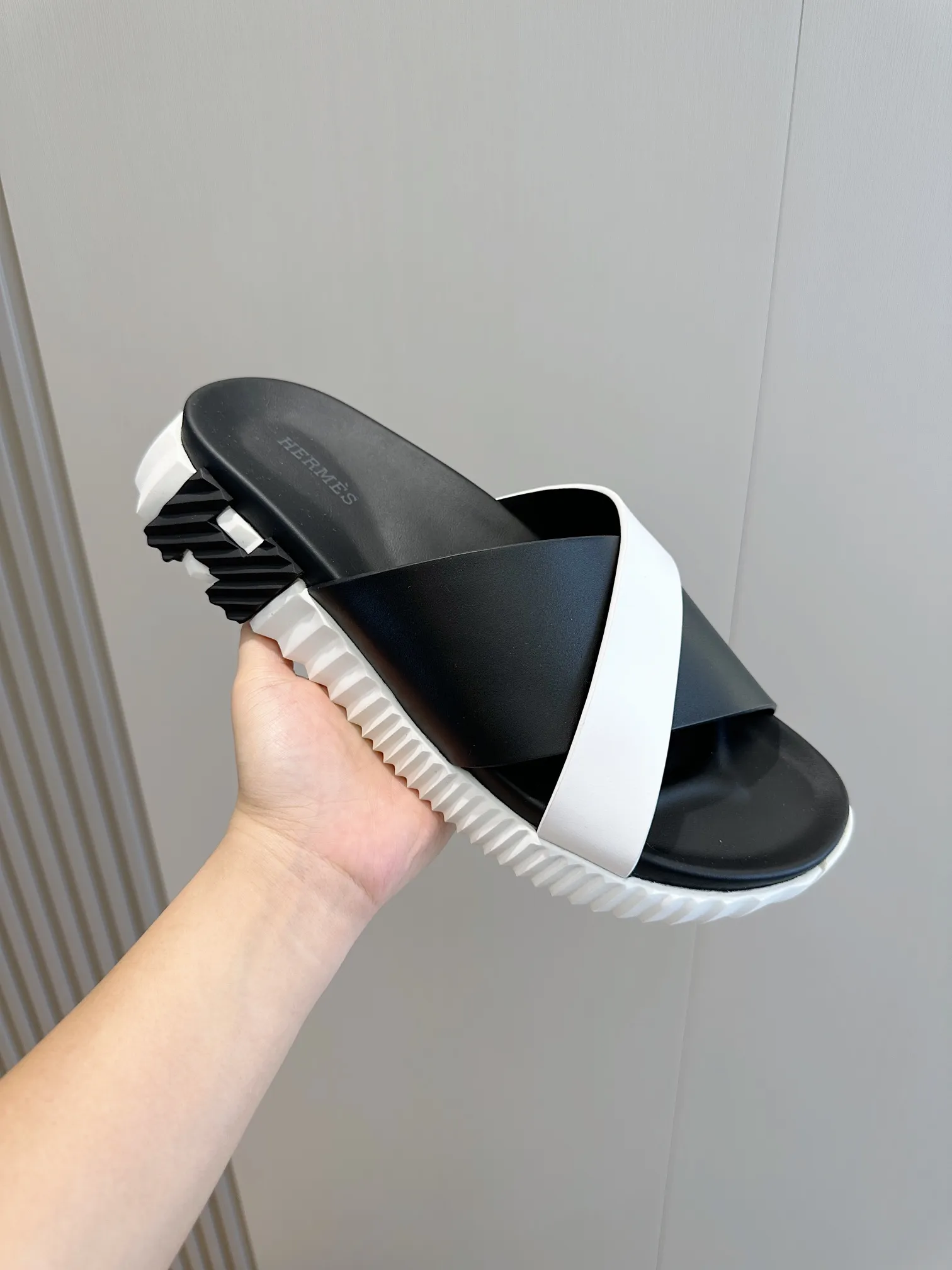 [HERMÈS] Top men's shoes 💰: 340💰 Size: 39-44 (38.45 46 custom-made) Herme*H Home Hermès Men's Sandals and Slippers - Original Replica Purchase the original version and make it one to one, the outsole is privately modeled, and the outsole color corresponding to each color is the same as the original version. Come to those who know the stuff 💪 The ultra-light soles are designed in contrasting colors, and they feel so comfortable on your feet! Calfskin, cowhide feet, private mold outsole.
